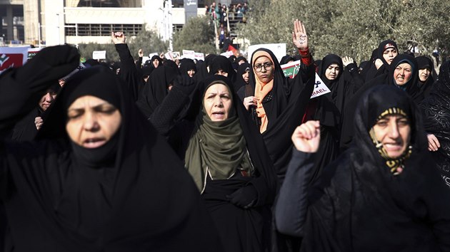 Íránci se seli v ulicích Teheránu i dalích mst, aby oslavili výroí konce...