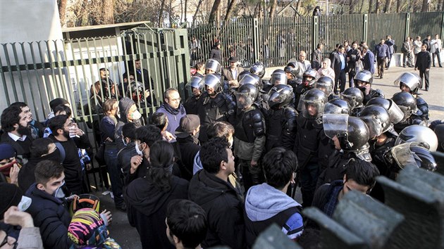 rnci v Tehernu protestuj proti reimu. (30. prosince 2017)