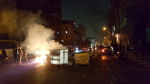 Íránci v Teheránu protestují proti režimu. (30. prosince 2017)