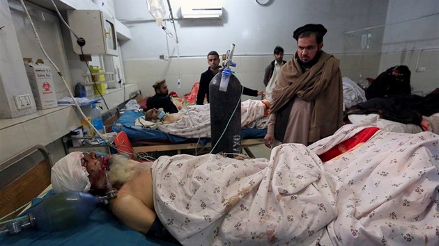 Na pohřbu v Dželálábádu na východě Afghánistánu zabíjela dálkově odpálená nálož. (31. prosince 2017)