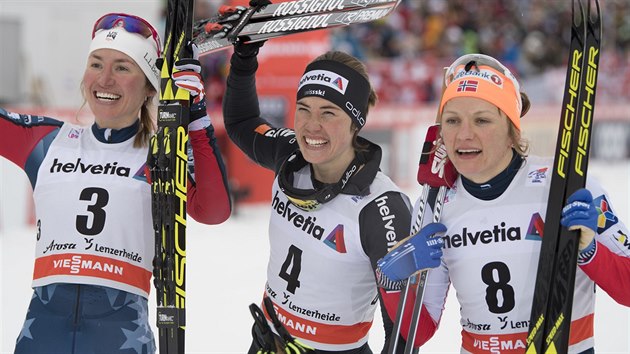 Ti nejlep bkyn ze sprintu ve vcarskm Lenzerheide  Zleva druh Sophie Caldwellov z USA, vtzn vcarka Laurien van der Graaffov a tet Norka Caspersen Maiken Fallaov.