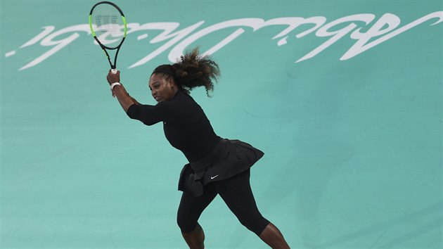 Serena Williamsová v duelu s Julií Ostapenkovou.