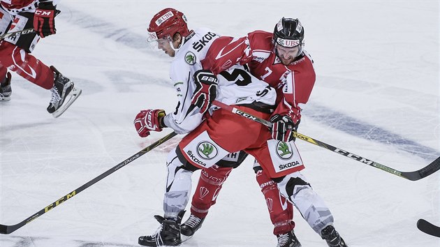 Krlovehradeck  Martin Gernt (vlevo) v souboji s Kanaanem Davidem McIntyrem.