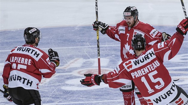 Kanaďan David McIntyre (uprostřed) se raduje z gólu se spoluhráči Maximem Lapierrem (vlevo) a , Pierrem-Alexandrem Parenteauem.