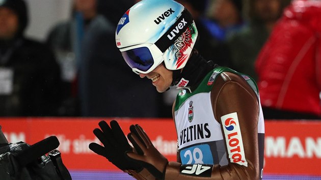Polsk skokan na lych Kamil Stoch vyhrl vodn zvod Turn ty mstk v Oberstdorfu.