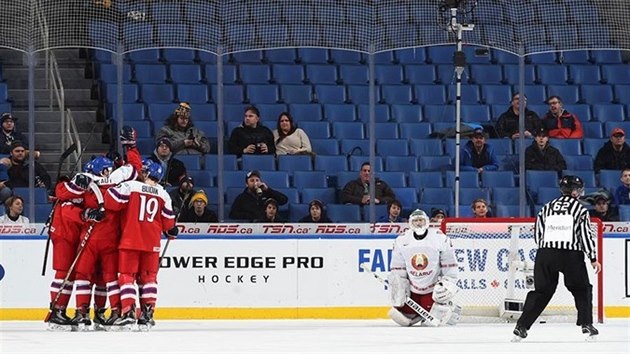 Čeští hokejisté slaví gól v zápise s Běloruskem.