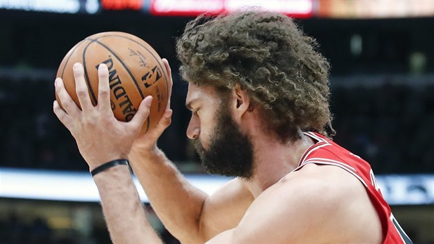 Robin Lopez z Chicaga si vyt pomalou reakci.