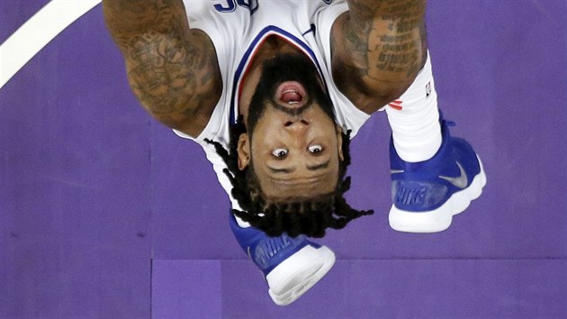 DeAndre Jordan z LA Clippers smeuje proti LA Lakers zdy ke koi.