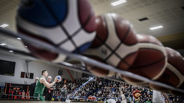 Utkn hvzd NBL: Alex Madsen bojuje o korunu nejlepho trojkae.