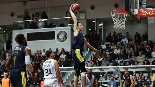 Jan Vesel� z Fenerbahce sme�uje do ko�e Besiktase kolem Sonnyho Weemse.