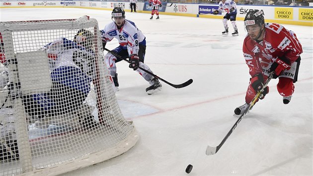 Kanadsk hokejista Pierre-Alexandre Parenteau u puku za vcarskou brankou ve finle Spengler Cupu.
