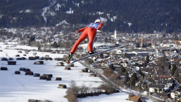 Rakouský skokan na lyžích Stefan Kraft během kvalifikace na závod Turné čtyř můstků v Ga-Pa