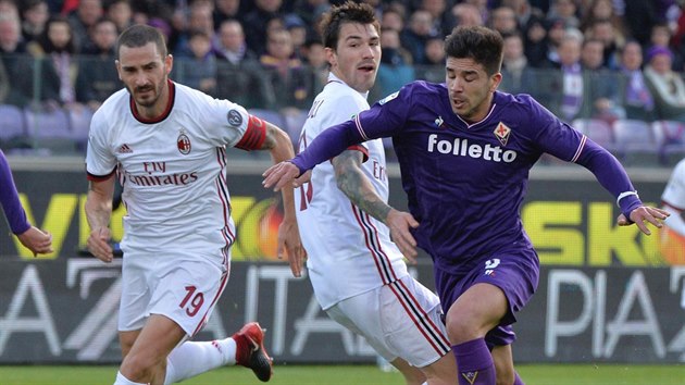 Giovanni Simeone z Fiorentiny unik dvojici obrnc AC Miln.