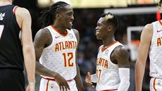 Taurean Prince (vlevo) a Dennis Schröder z Atlanty.