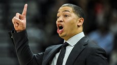 Trenér Tyronn Lue diriguje basketbalisty Clevelandu.