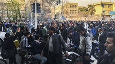 Íránci v Teheránu protestují proti režimu. (30. prosince 2017)