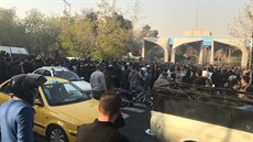 Íránci v Teheránu protestují proti reimu. (30. prosince 2017)