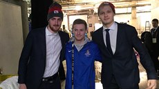Americký dobrovolník Andy (uprost�ed) se do�kal omluvy od �eských hokejist�.