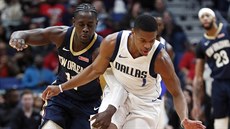 Dennis Smith Jr. (vpravo) z Dallasu uniká Jrue Holidayovi z New Orleans.