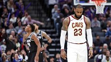 LeBron James z Clevelandu zklamaný po poráce se Sacramentem.