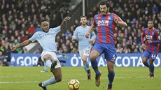 Raheem Sterling z Manchesteru City (vlevo) a James Tomkins z Crystal Palace v...