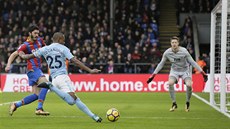 Fernandinho z Manchesteru City (zády) pálí v duelu proti Crystal Palace.