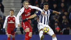 Matt Phillip z West Bromwiche (vpravo) u míe, dotírá na nj Jack Wilshere z...