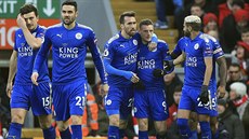 Fotbalisté Leicesteru slaví gól Jamieho Vardyho (uprosted s devítkou).