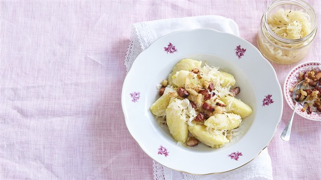 Chlupat� knedl�ky se zel�m a slaninou