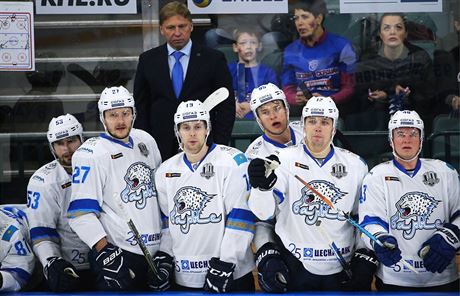 Hokejisté Barysu Astana na stídace pi zápase KHL.