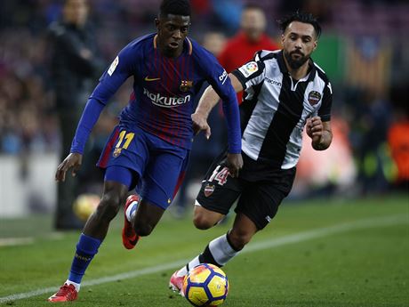 Dembl z Barcelony (vlevo) pel ped Ivi Lopezem z Levante.