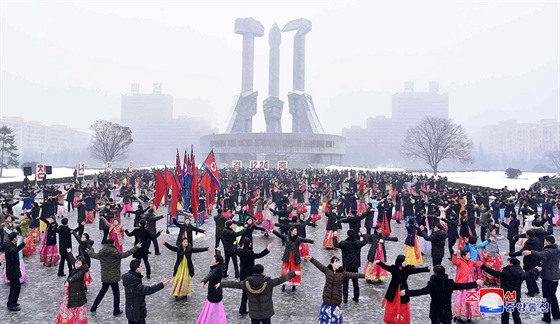 Pchjongjang. Oslavy 100. výročí narození Kim Čong-suk, partyzánky z dob bojů s...