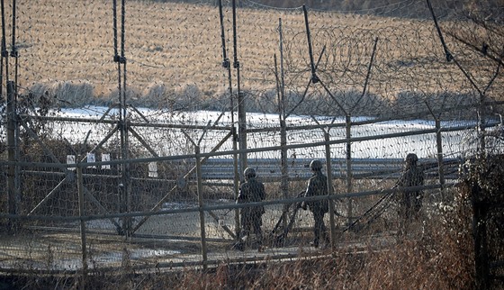 Jihokorejští vojáci na hranicích s KLDR (3. ledna 2018)