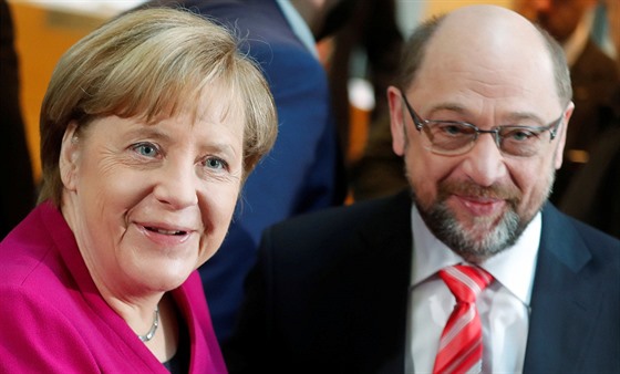 Pedseda SPD Martin Schulz (vpravo) s kanclékou Angelou Merkelovou