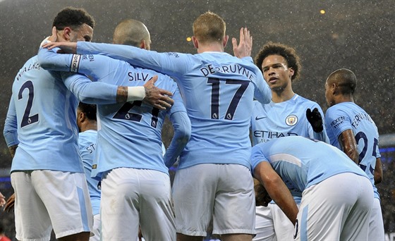 Fotbalisté Manchesteru City oslavují branku.