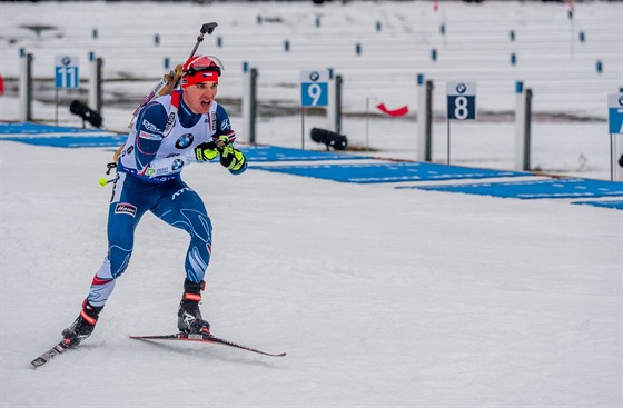 Michal Krmá opoutí stelnici pi sprintu v Oberhofu.