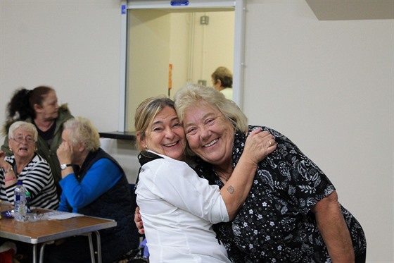 Irene Hicksová (vpravo) s kamarádkou na jednom z bingo večerů. (29.12. 2017)