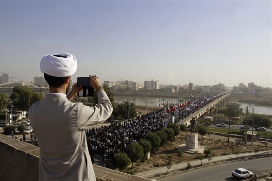 Na snímku, zveřejněném íránskými médii, jsou účastníci provládní manifestace v...