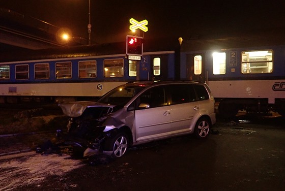 V sobotu veer se stelo osobní auto s vlakem na pejezdu ve Frýdku-Místku...