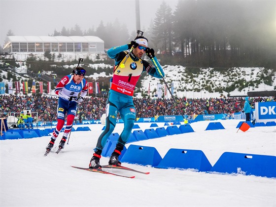 Martin Fourcade (vpravo) ujd Emilu Heglu Svendsenovi ve sthacm zvod v...