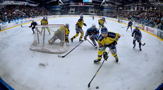 Momentka z utkání hokejové extraligy mezi Chomutovem a Zlínem (ve žlutém)
