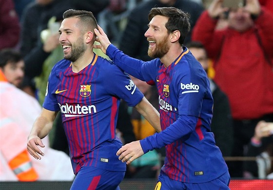 Fotbalisté Barcelony Lionel Messi (vpravo) a Jordi Alba slaví gól do sít...