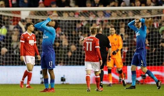 Fotbalisté Arsenalu (v modrém) bdují po zmaené anci.