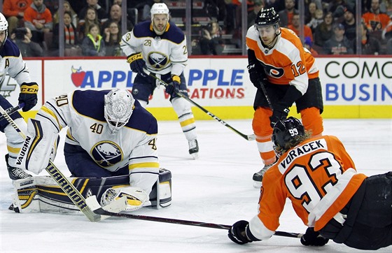 eský hokejista v barvách Philadelphie Jakub Voráek (s íslem 93) se snaí i v...