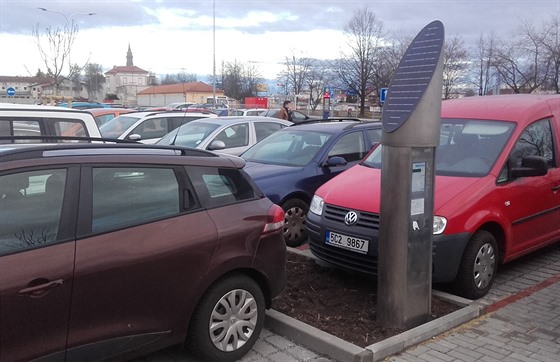 Odstavné parkovit v Jírovcov ulici v eských Budjovicích má nyní kapacitu...