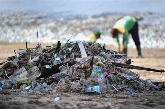 Pláe letoviska Kuta zaplavil plastový odpad (15. prosince 2017)