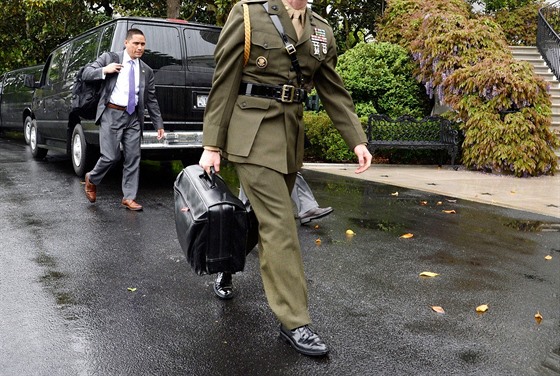 Jeden z armádních poradc prezidenta USA penáí takzvaný jaderný kufík