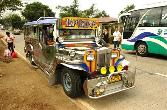 Typické vozy hromadné dopravy, jeepney, z manilských ulic zmizí. Nahradí je ekologičtější a méně zdobené dopravní prostředky.