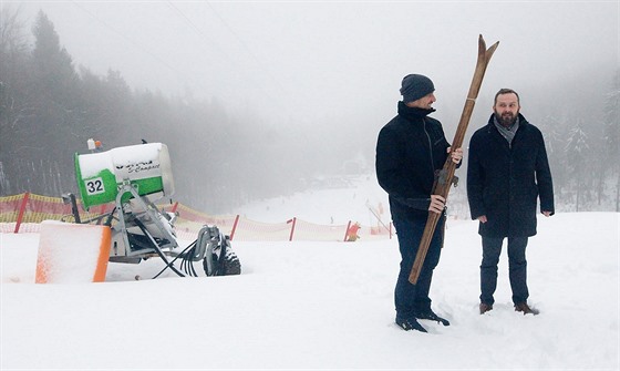 Primátor Liberce Tibor Batthyány (vpravo) symbolickým gestem předal lyžařský...