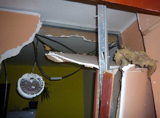 Výbuch poškodil celý byt.